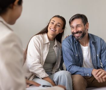 Pärchen unterhält sich mit einem PKV-Berater